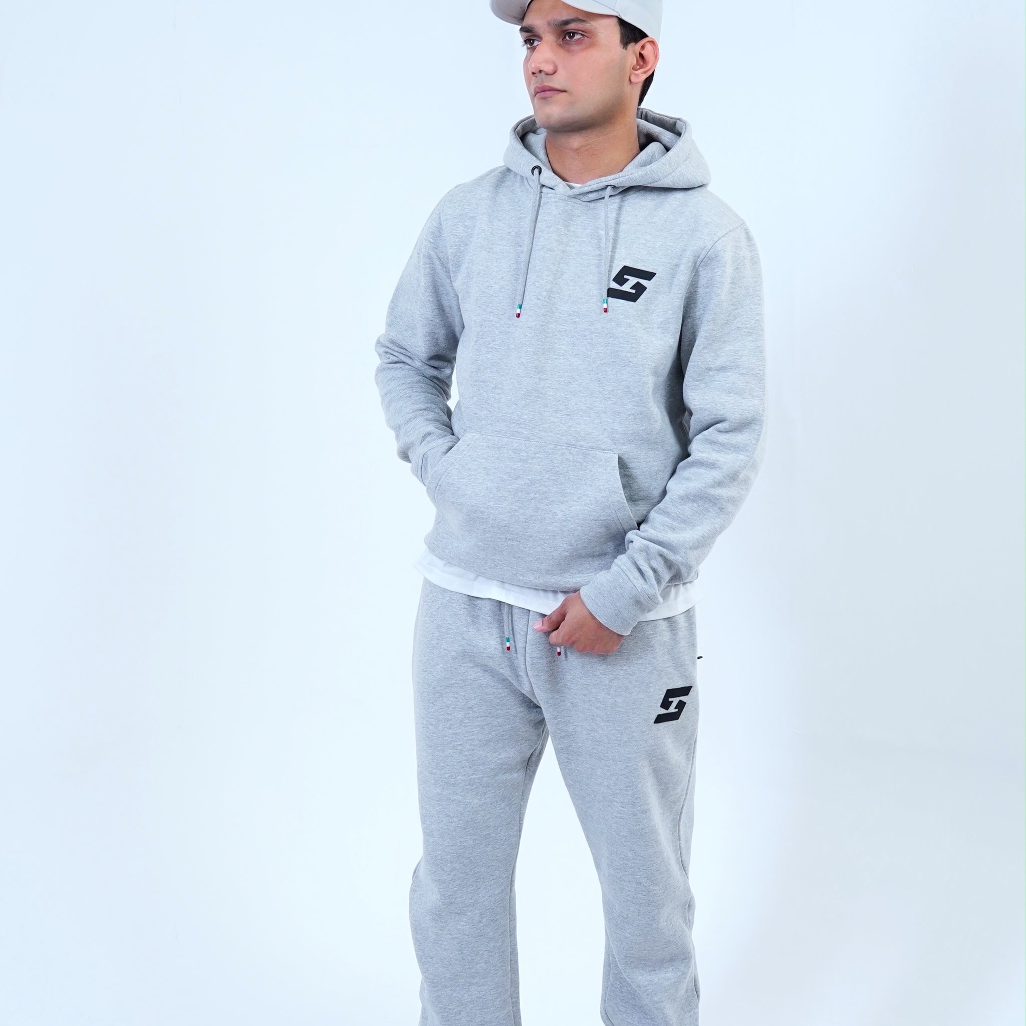Men's gray jogger tracksuit with pullover hoodie and sweatpants, ideal for casual wear or workouts.