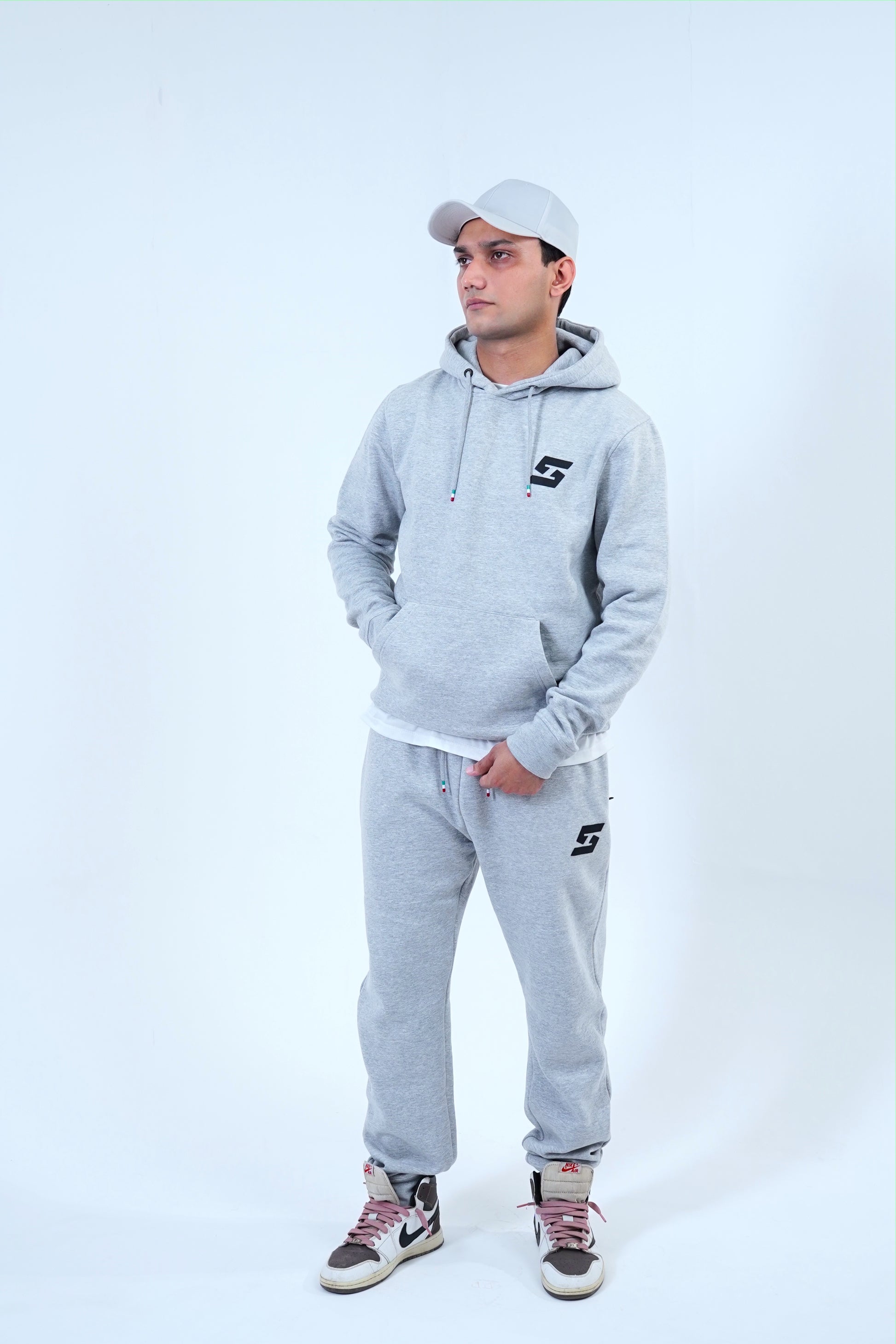 Men's gray jogger tracksuit with pullover hoodie and sweatpants, ideal for casual wear or workouts.